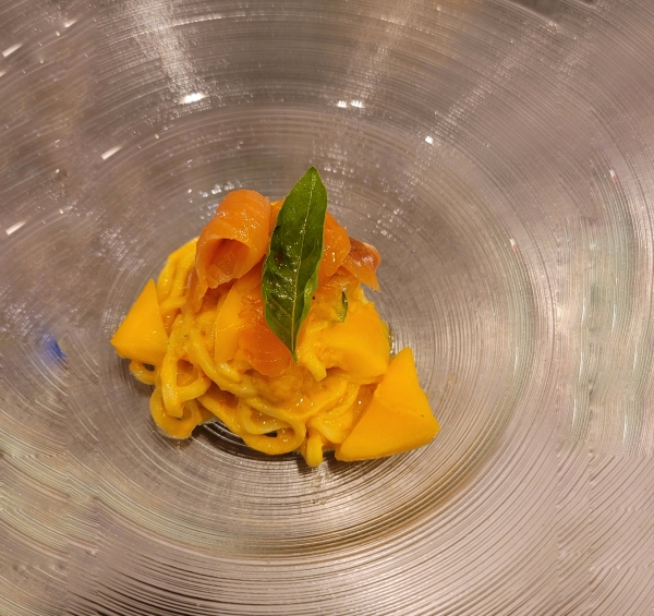 マンゴーと霧島サーモンの冷製パスタ