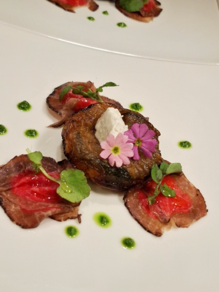 新玉ねぎのタルトタタンと黒毛和牛のブレザオラ