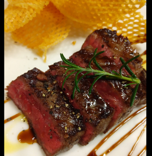 黒毛和牛のタリアータとポテトチップス