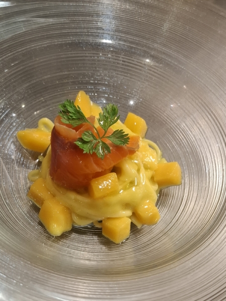 マンゴーとスモークサーモンの冷製パスタ